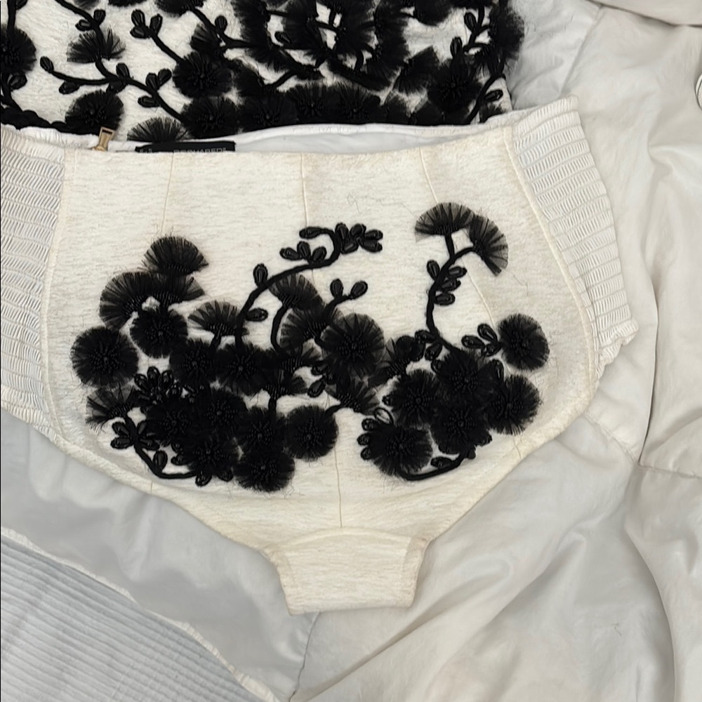 D2Squared ICONIC mini dress Black and White Floral Set sz 40/ XS - Picture 2 of 14